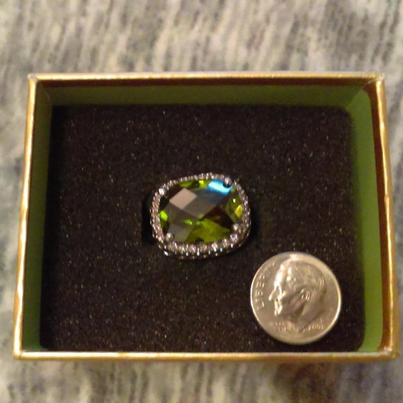 Silver tone green stone ring approx size 6 - Picture 2 of 5